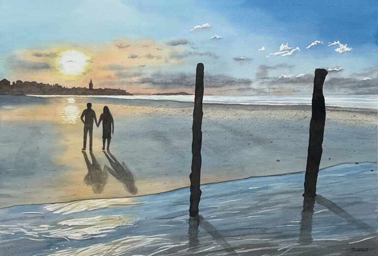 Aquarelle originale d'un couple marchant sur la plage au coucher du soleil, avec des pieux en bois au premier plan et un village au loin.