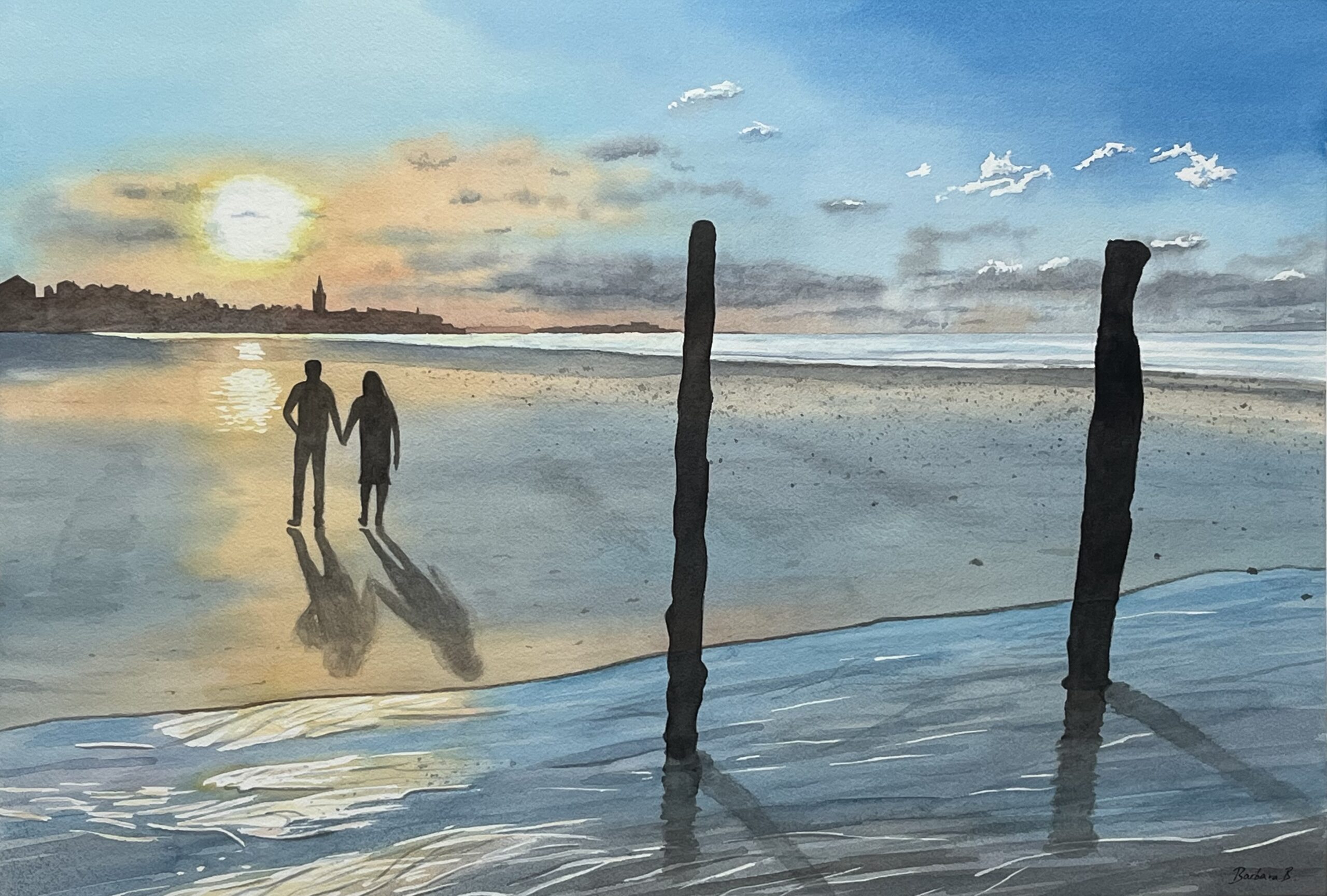 Aquarelle originale d'un couple marchant sur la plage au coucher du soleil, avec des pieux en bois au premier plan et un village au loin.